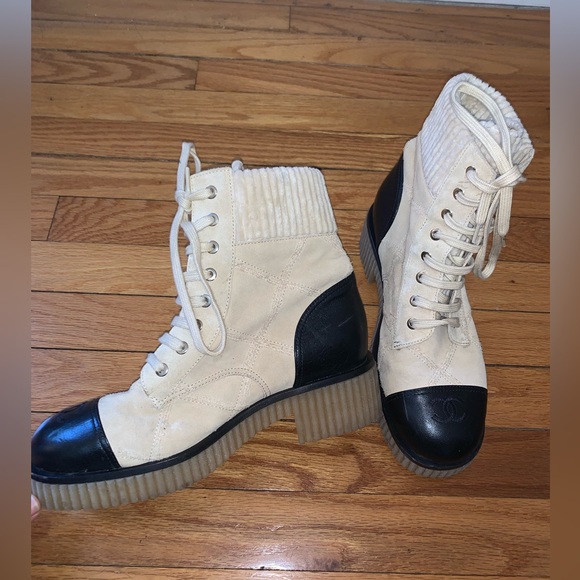 Chanel 20B Suede Beige Combat Boots Black Quilted Cap toe 39/ 9 AUTHENTIC - Picture 5 of 8
